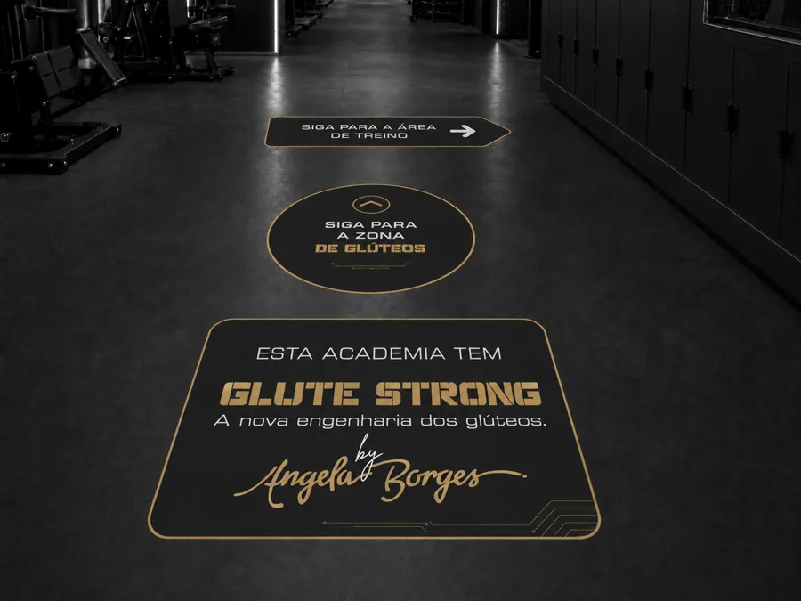 Kit de adesivos de chão de ativação Glute Strong na área de treino