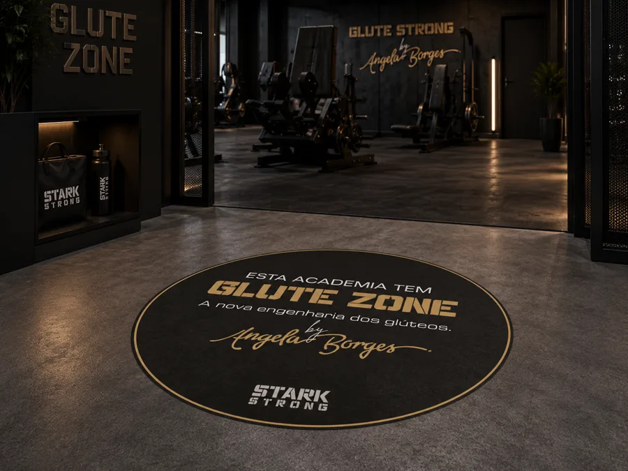 Adesivo de chão Glute Strong Glute Zone aplicado na entrada da academia